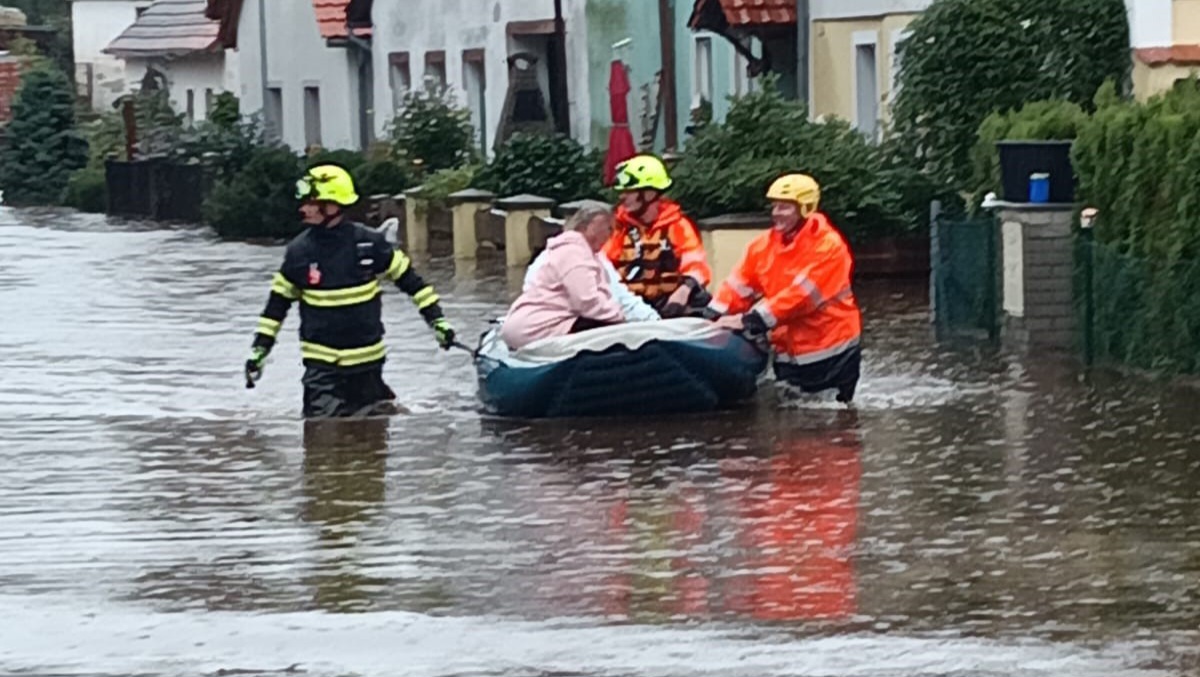 FOTO, VIDEO: Dvě ženy neuposlechly příkaz k evakuaci, hasiči je museli zachraňovat na člunu!