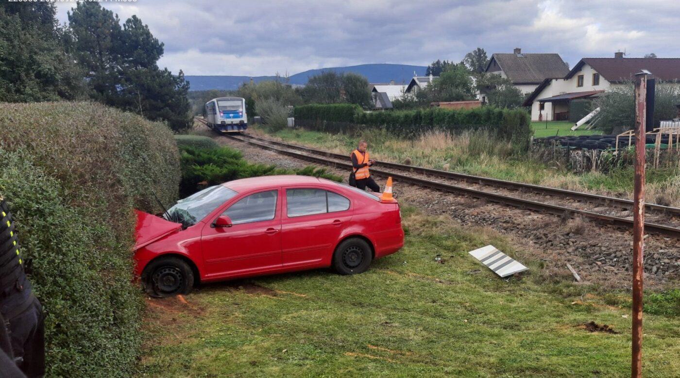 FOTO: V Podhůří u Vrchlabí dnes vjela Octavie před rozjetý vlak, jeden zraněný