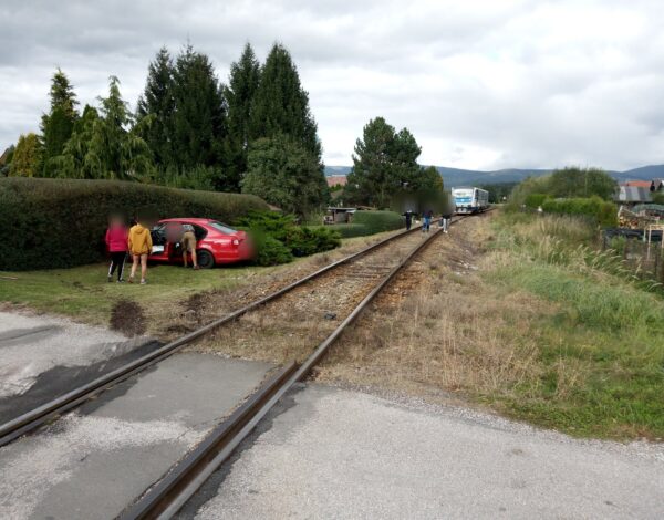 Nehoda auta a vlaku v Podhůří u Vrchlabí. Foto: HZS
