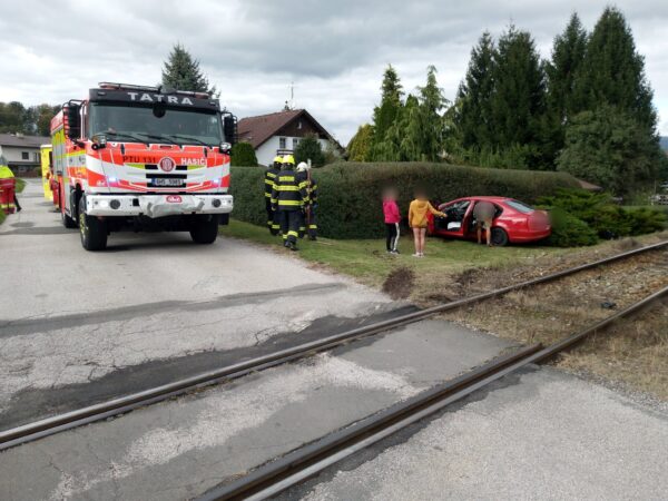 Nehoda auta a vlaku v Podhůří u Vrchlabí. Foto: HZS