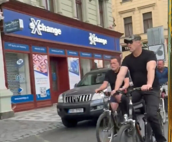 Arnold Schwarzenegger (vlevo) vyrazil na elektrokole na Smíchov.