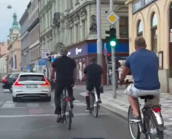 Arnold Schwarzenegger vyrazil na elektrokole po Smíchově.