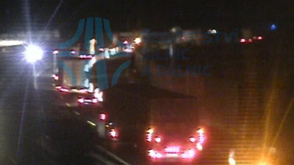 Kvůli zásahu policie se na dálnici D8 vytvořila v noci kolona.
