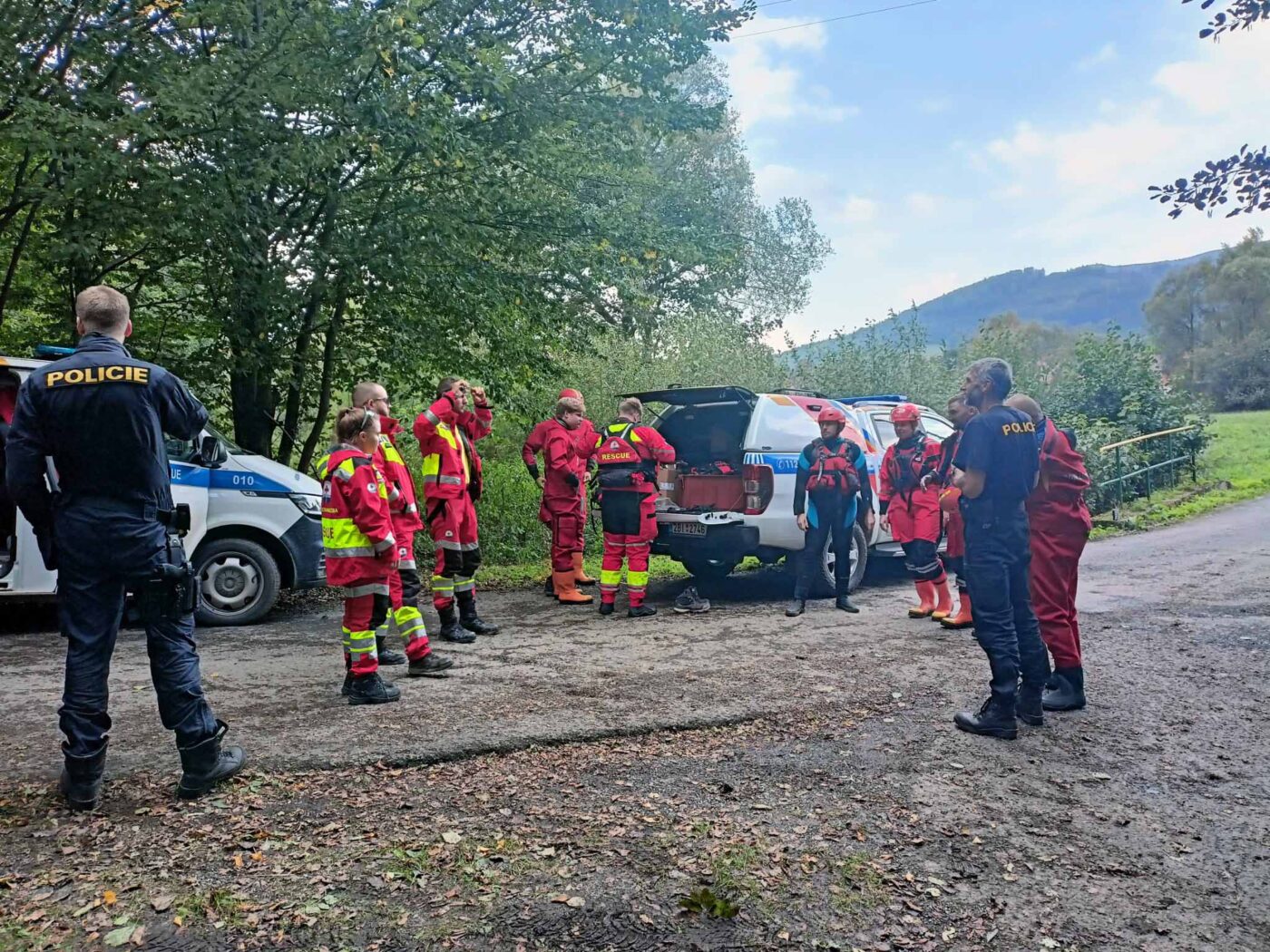 Lipová lázně: pátrání po posádce utopeného auta pokračuje. Foto: PČR