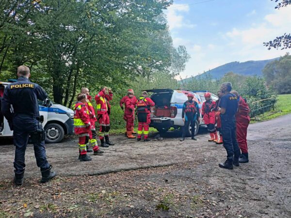 Lipová lázně: pátrání po posádce utopeného auta pokračuje. Foto: PČR