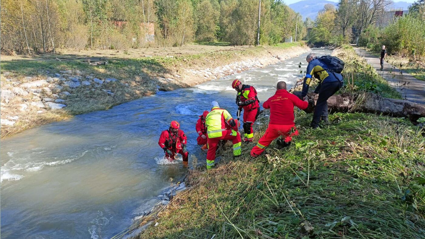 Lipová lázně: pátrání po posádce utopeného auta pokračuje. Foto: PČR