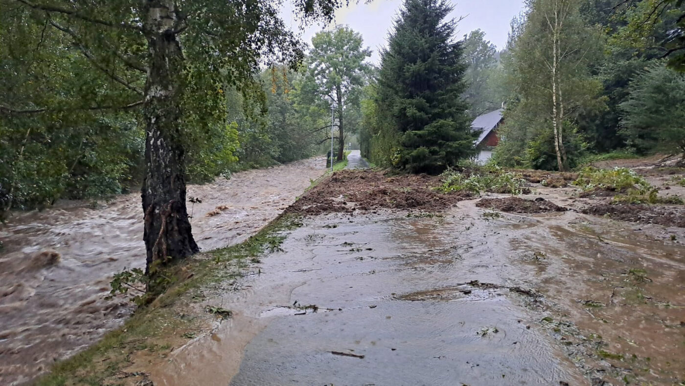 Auto v Lipové zmizelo v řece Staříč.