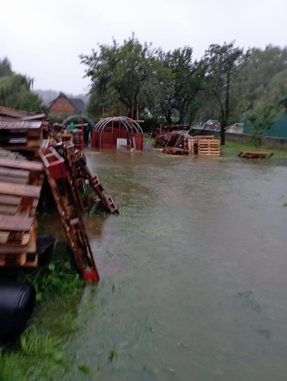 Velká voda zaplavila Mikulovice na Jesenicku.