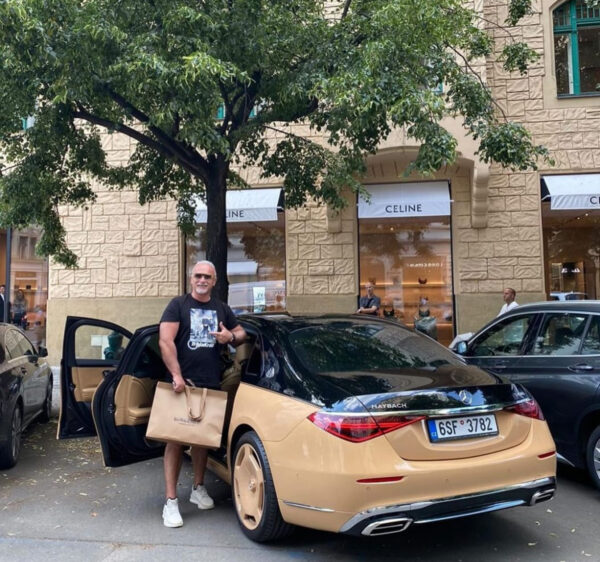 Richard Chlad se svými auty. Foto: IG
