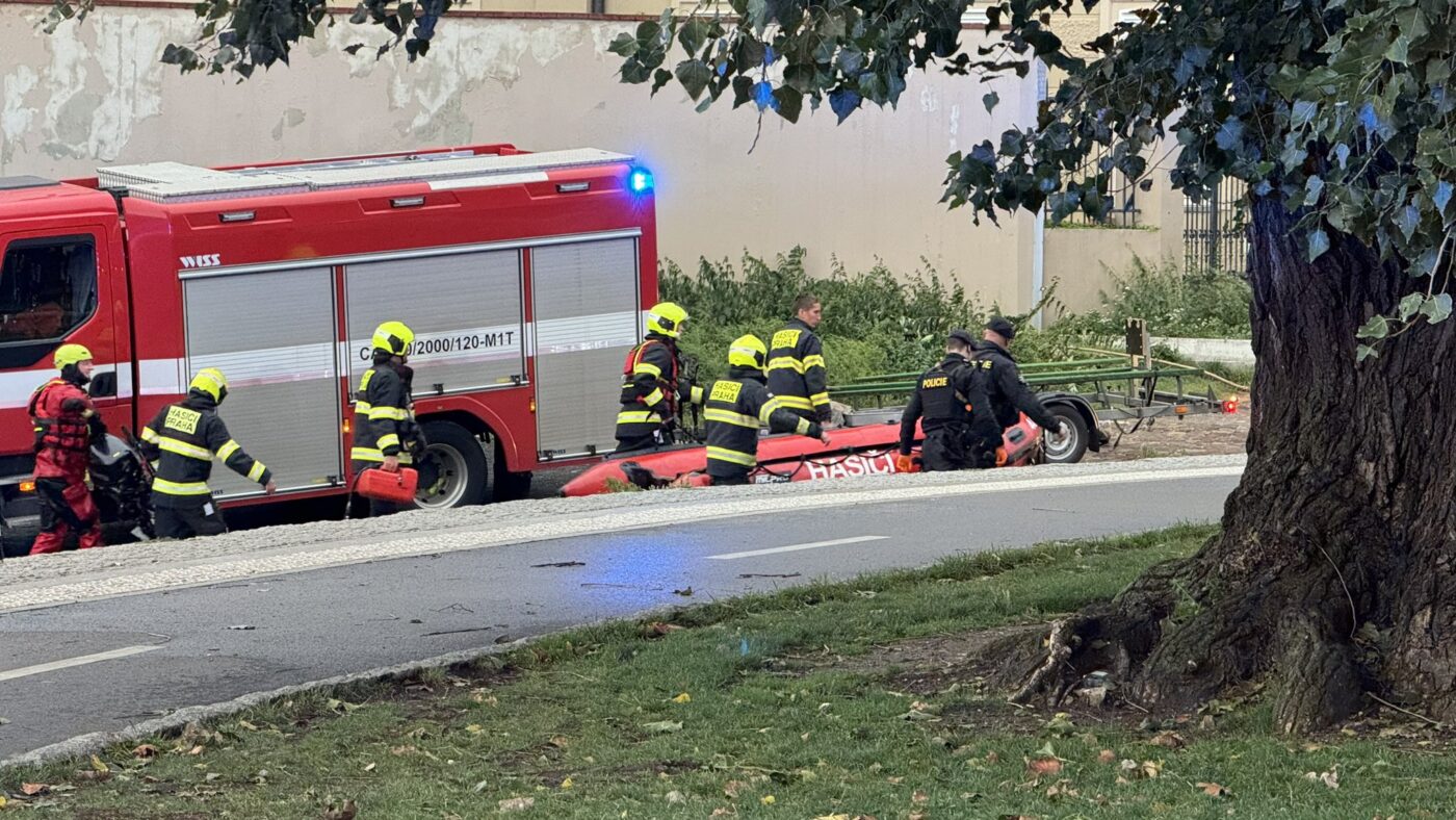 Hasiči a strážníci zachraňovali muže z Vltavy. Foto: HZS