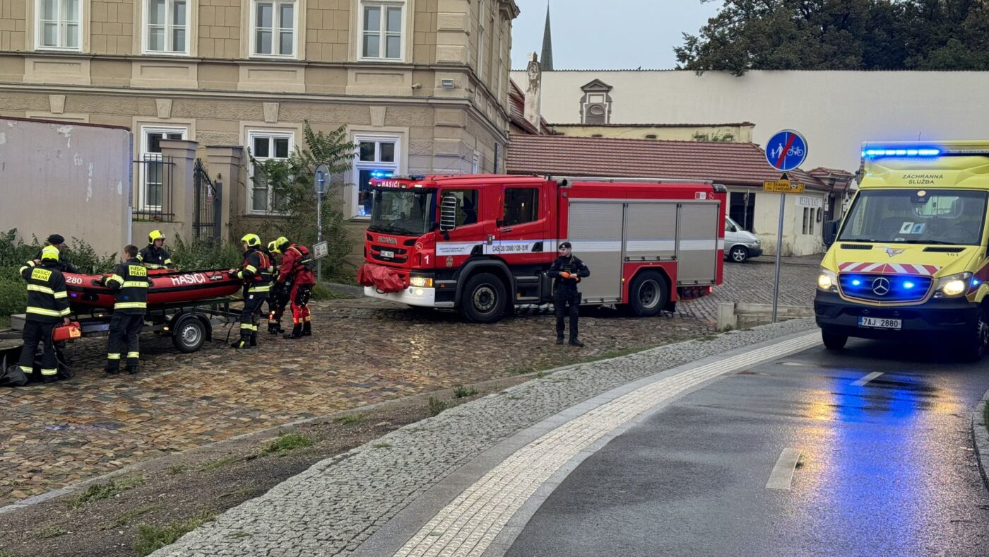 Hasiči a strážníci zachraňovali muže z Vltavy. Foto: HZS