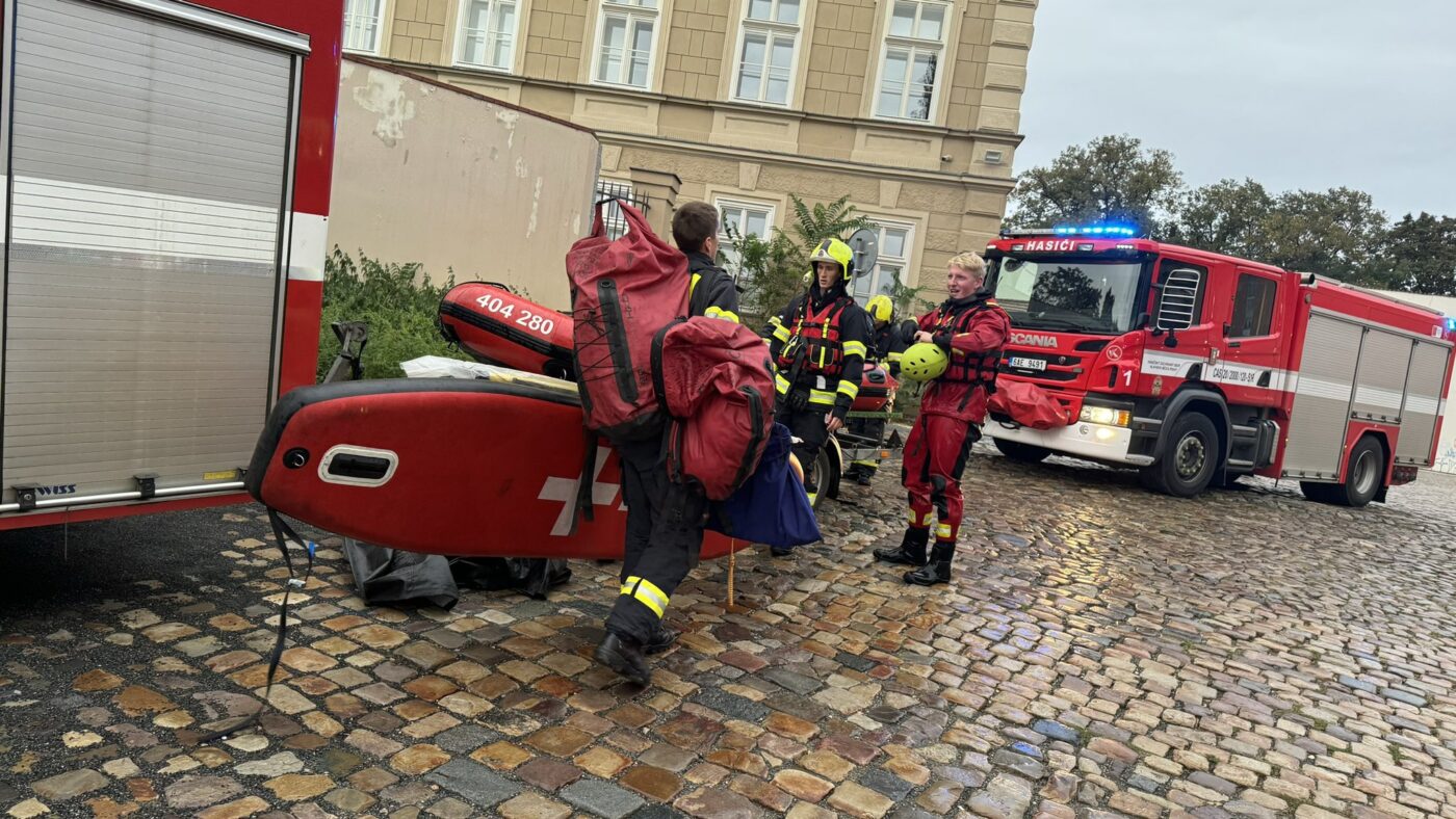 Hasiči a strážníci zachraňovali muže z Vltavy. Foto: HZS