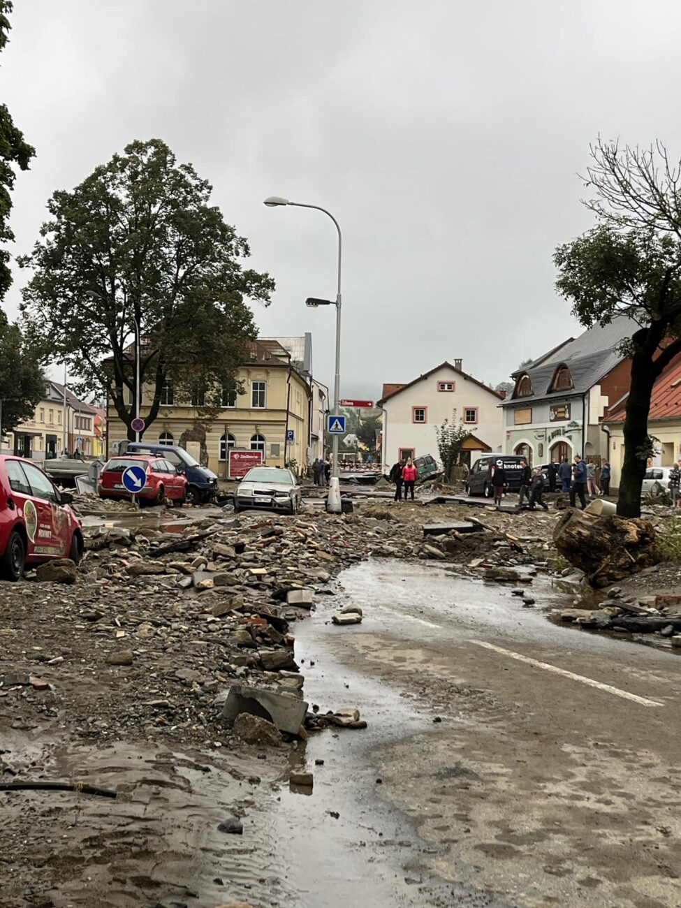 Auta vyplavená po povodních na Jesenicku.