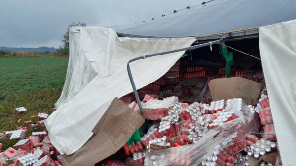 Nehoda kamionu s Coca Colou u Spáleného Poříčí. Foto: HZS