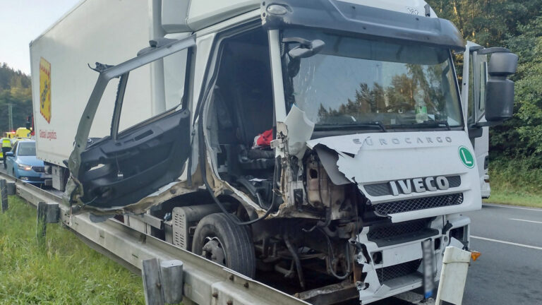 Nehoda na výjezdu z Karlových Varů. Foto: HZS