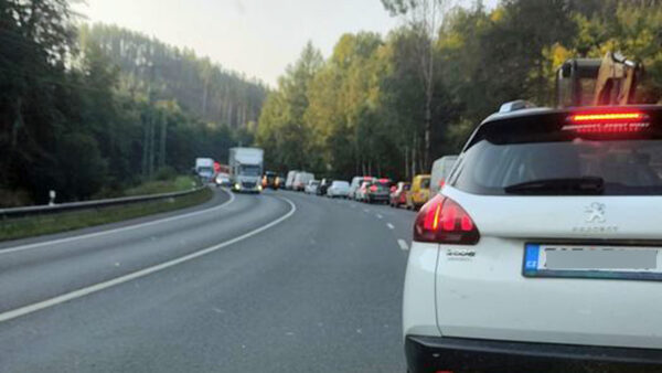 Na výjezdu z Karlových Varů na Prahu se utvořila kolona. Foto: FB