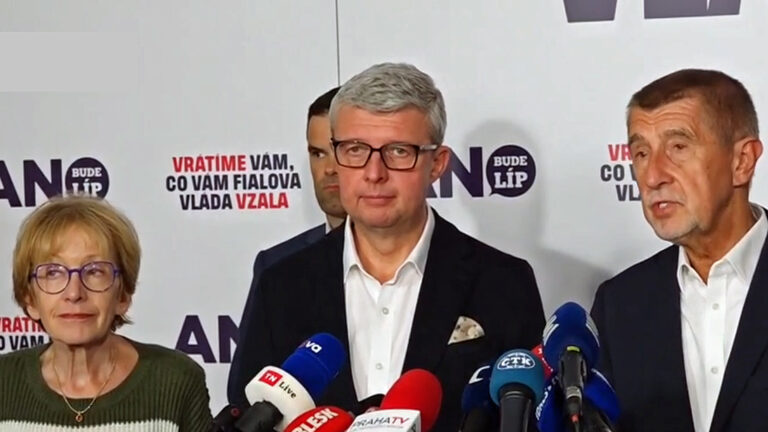 Vítězné hnutí ANO na tiskové konferenci.