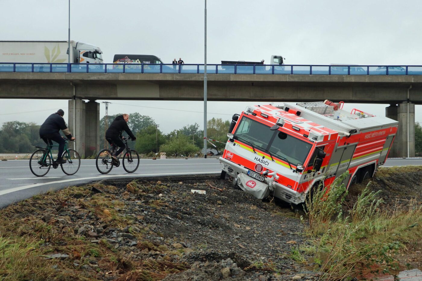 Když voda opadla, ukázalo se jak hasiči zapadali. Foto: Město Krnov