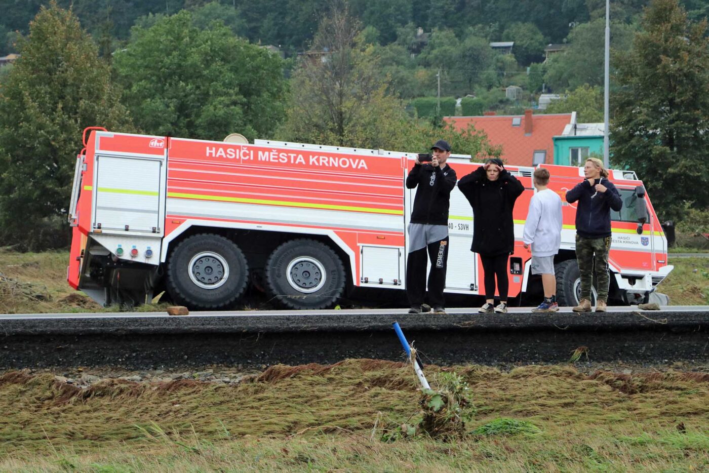 Když voda opadla, ukázalo se jak hasiči zapadali. Foto: Město Krnov