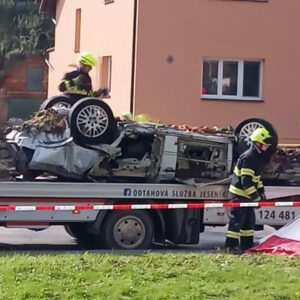 Zničené auto nalezené v Lipové-lázních. Foto: Roman Douprava