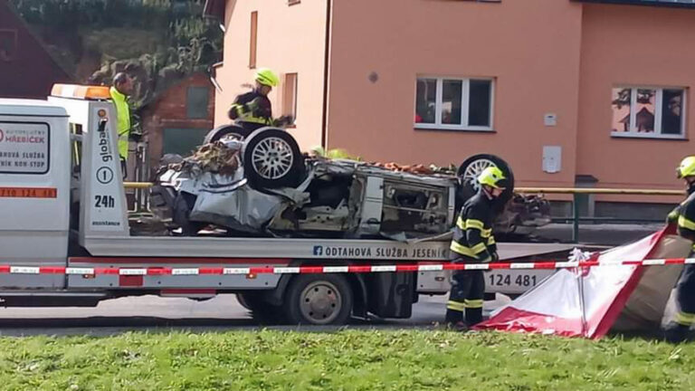 Zničené auto nalezené v Lipové-lázních. Foto: Roman Douprava