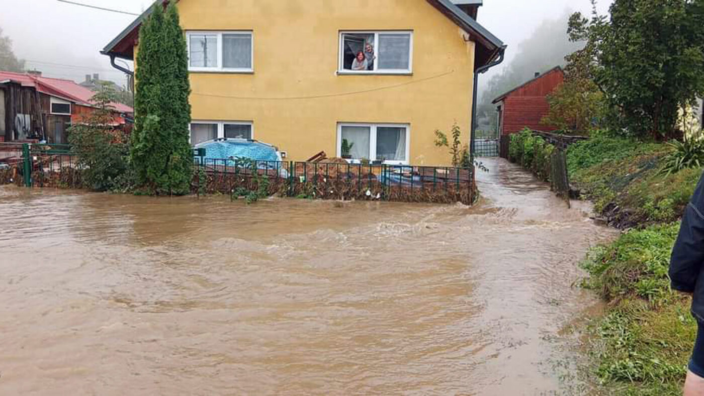 Povodně zdevastovali silnici v Lipové-lázních. Foto: Roman Doubrava