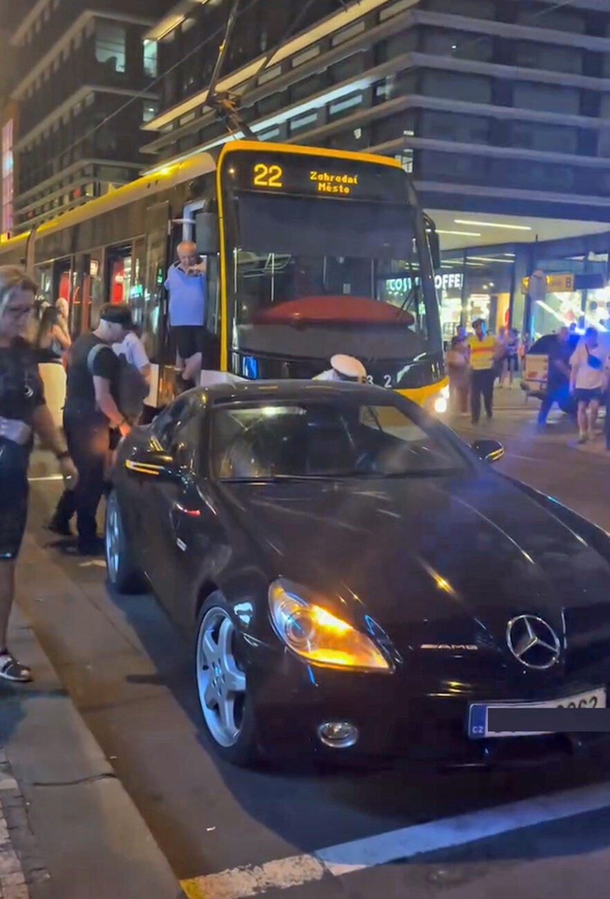 Mercedes zablokoval tramvaj na Národní třídě.