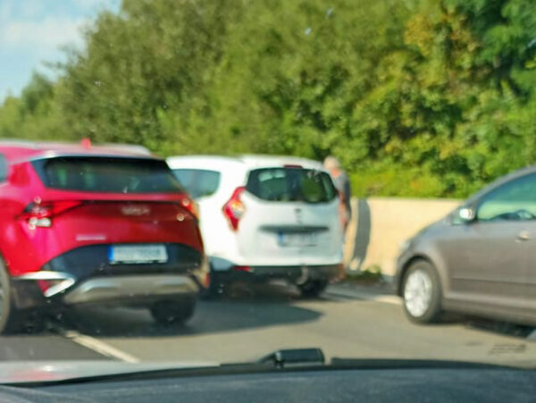 Na D10 se u benzinky srazila další dvě auta. Foto: Ladislav Kořínek