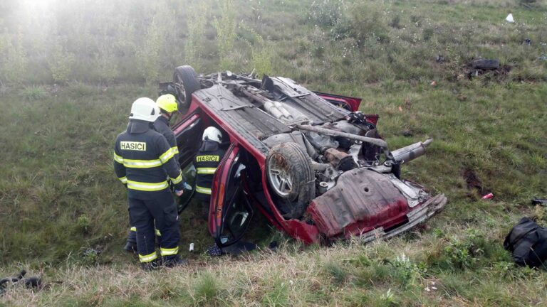 Nehoda BMW na dálnici D11. Foto: HZS