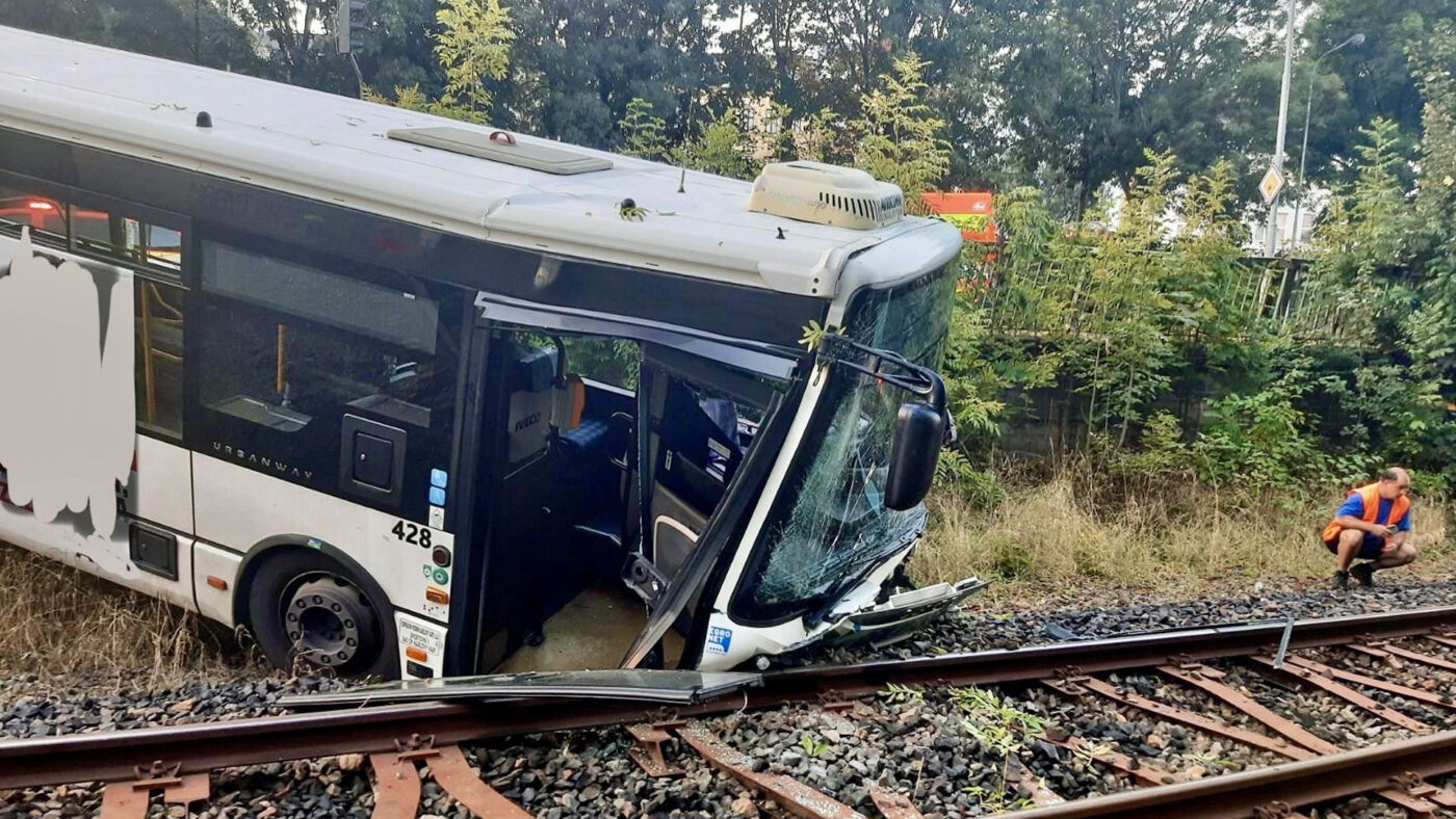 Nehoda autobusu v Karlových Varech. Foto: SŽ