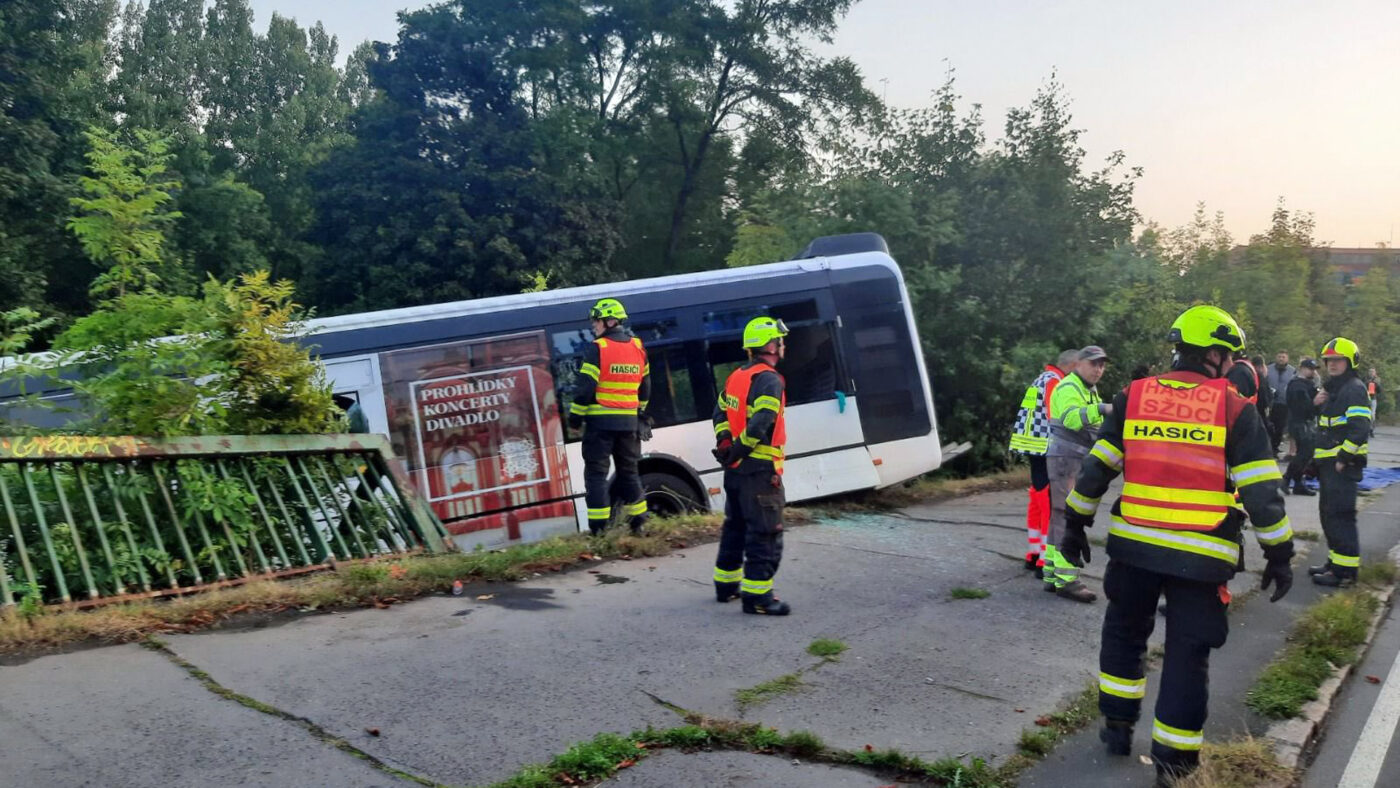 Nehoda autobusu v Karlových Varech. Foto: SŽ