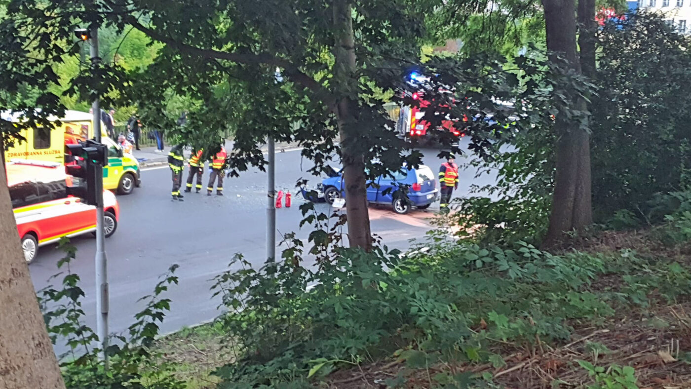 Nehoda autobusu v Karlových Varech. Foto: Tomáš Hnátek