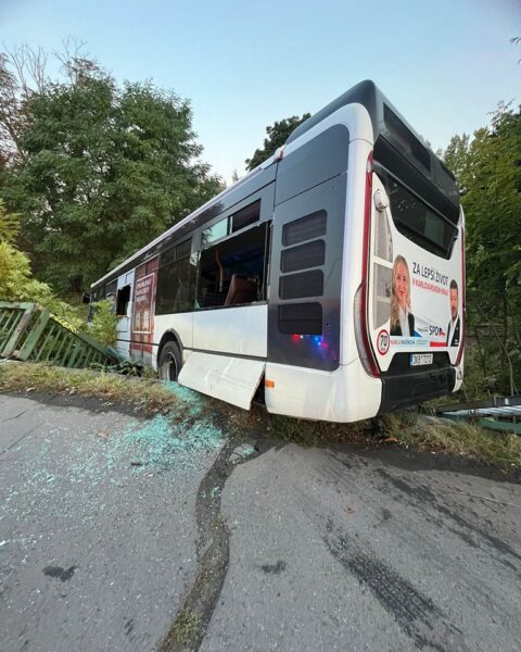 Nehoda autobusu v Karlových Varech. Zdroj: Radek Hes, ZZS