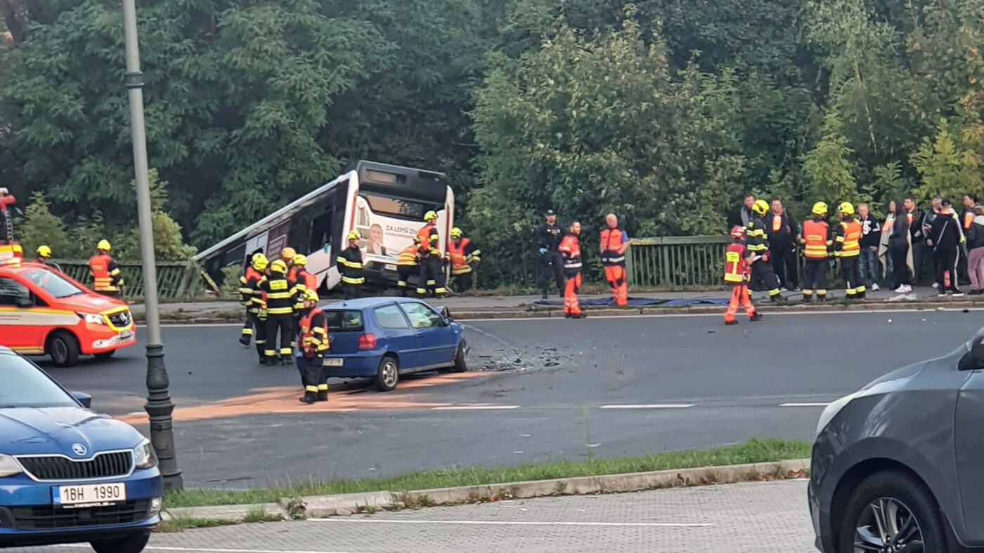 Nehoda autobusu v Karlových Varech. Foto: Tomáš Hnátek