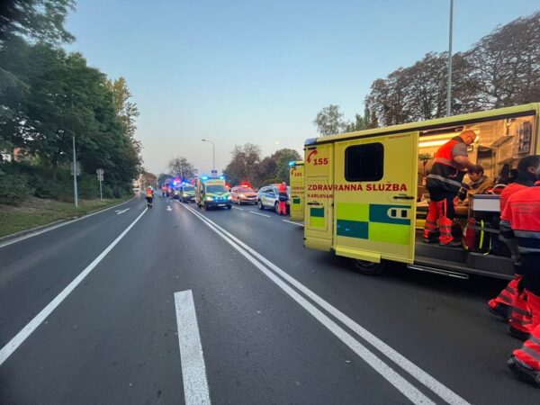 Nehoda autobusu v Karlových Varech. Zdroj: Radek Hes, ZZS
