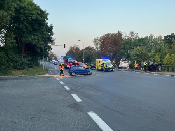 Nehoda autobusu v Karlových Varech. Zdroj: Radek Hes, ZZS