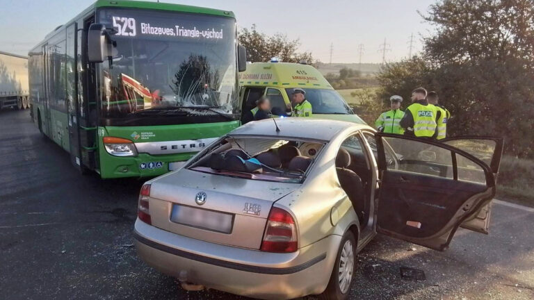 Nehoda auta a autobusu u Bylan na Mostecku. Foto: HZS