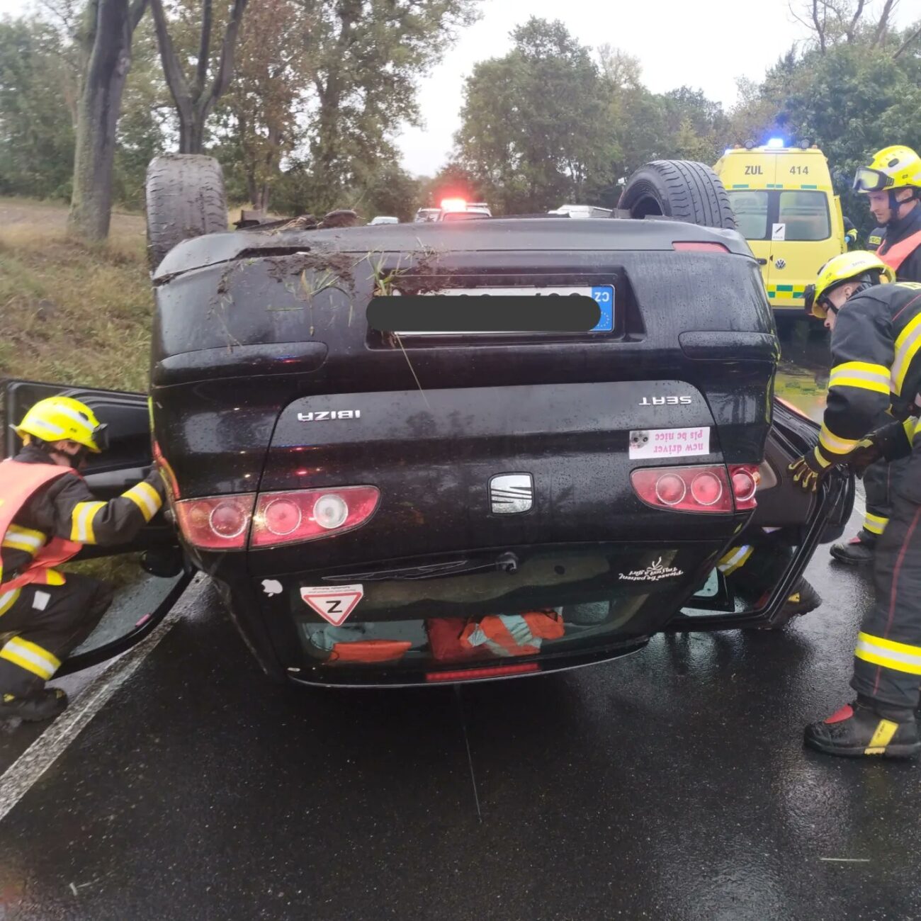 Páteční nehoda v Bezděkově u Žatce. Auto skončilo na střeše.