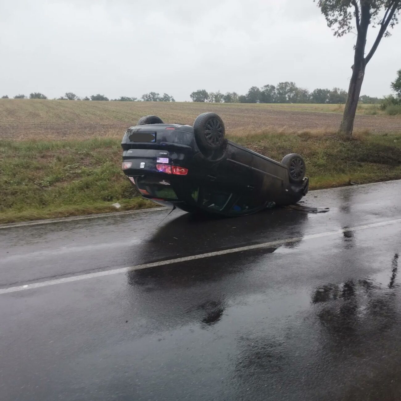 Páteční nehoda v Bezděkově u Žatce. Auto skončilo na střeše.