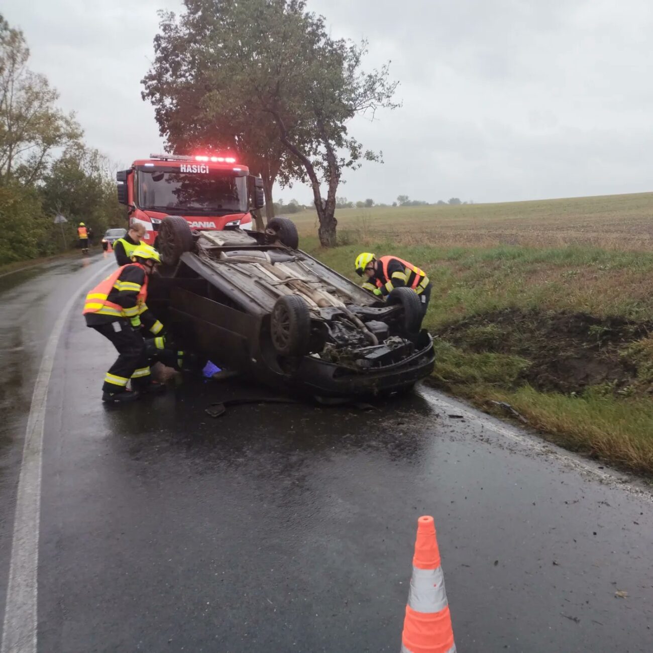 Páteční nehoda v Bezděkově u Žatce. Auto skončilo na střeše.