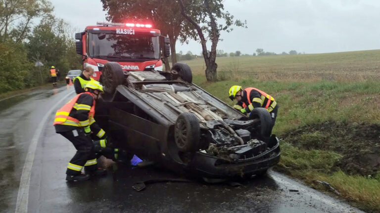 Řidiči bourají na mokrých silnicích, jako večer v jižních Čechách.