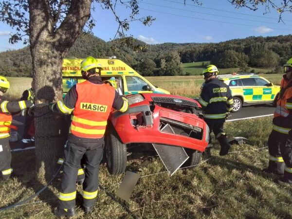 Vážná nehoda auto do stromu u obce Bukovice. Foto: HZS