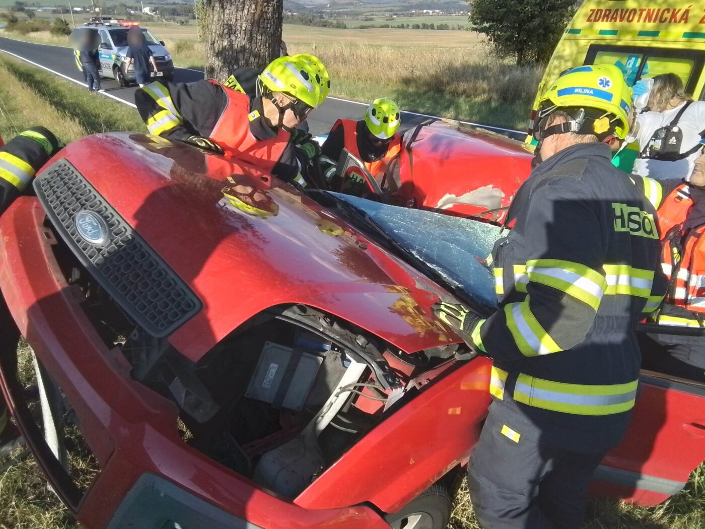 Vážná nehoda auto do stromu u obce Bukovice. Foto: HZS