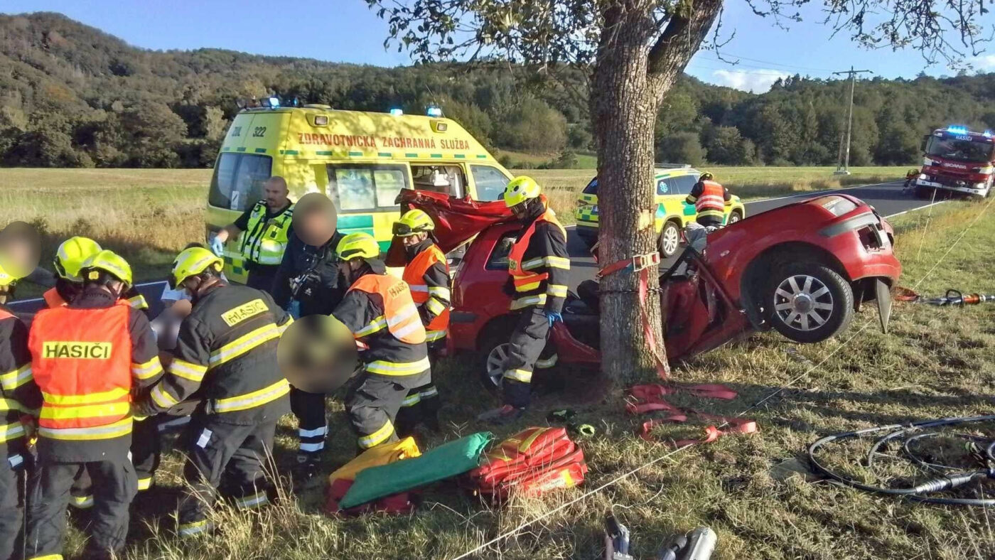 Vážná nehoda auto do stromu u obce Bukovice. Foto: HZS