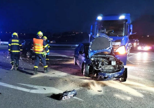 Nehoda dvou aut a cisterny v Chrudimi. Foto: HZS