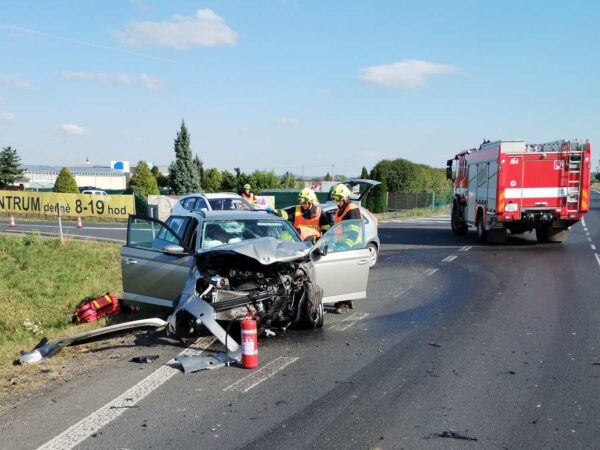 Na křižovatce u Droužkovic se čelně srazila dvě auta. Foto: HZS