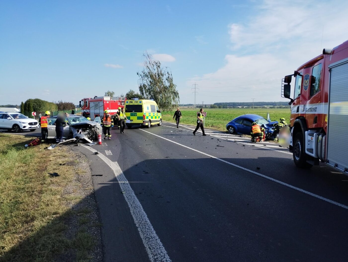 Na křižovatce u Droužkovic se čelně srazila dvě auta. Foto: HZS