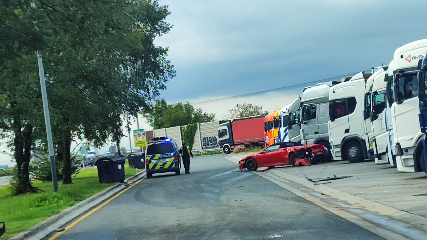 Nabourané Ferrari na dálnici D1.