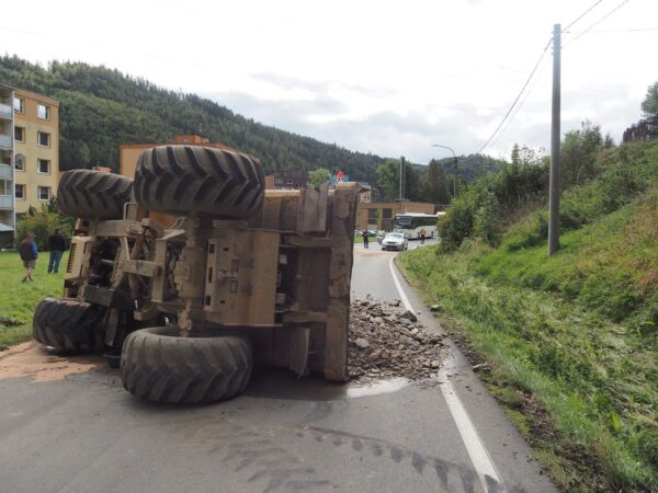 Nehoda nákladního vozu v Hanušovicích na Šumpersku. Foto: PČR