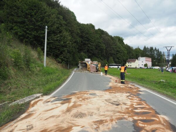 Nehoda nákladního vozu v Hanušovicích na Šumpersku. Foto: PČR